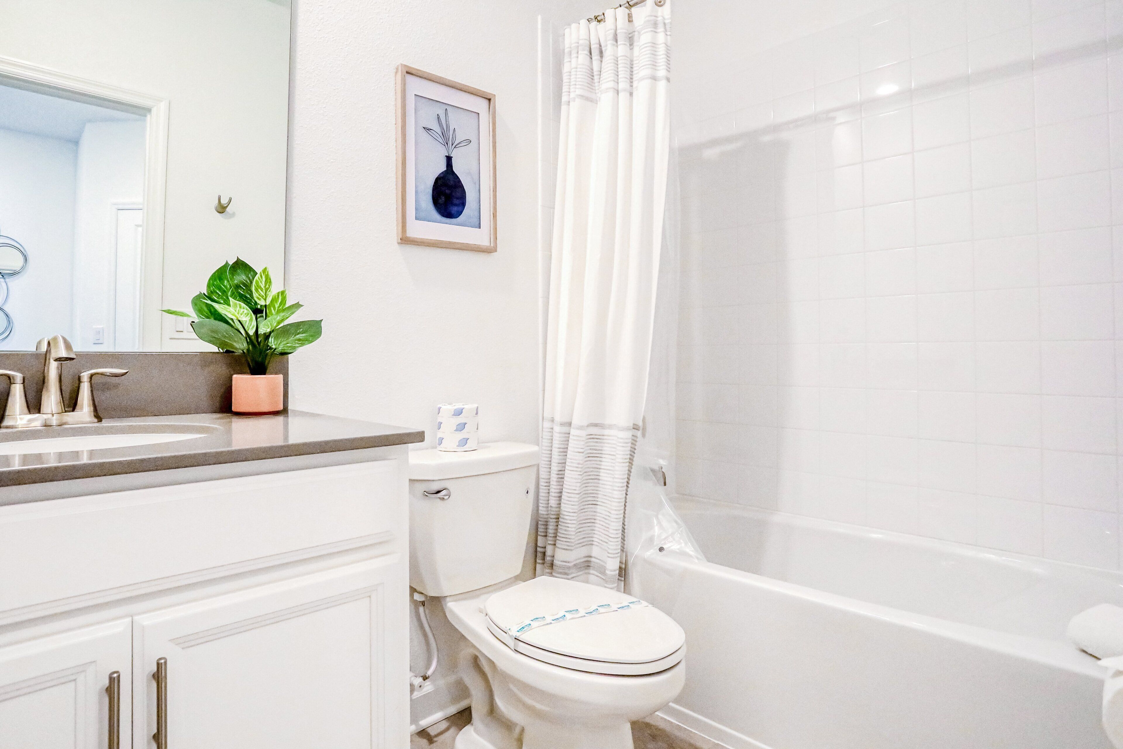 Une salle de bain avec des toilettes, un lavabo et une baignoire.