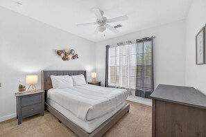 Condo, nhiều giường, quang cảnh hồ bơi (SL101-3174-Secret Lake Retreat Apt202) | 2 phòng ngủ, trang trí khác biệt 