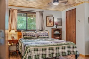 Desk, WiFi, bed sheets - Timber Ridge Cabin - Wifi | Fire pit | Horseshoe Pit | Outdoor Shower | Deck | Games (Berkeley Springs)