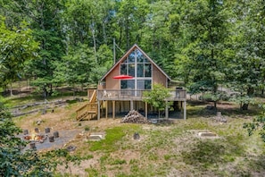 Exterior - Timber Ridge Cabin - Wifi | Fire pit | Horseshoe Pit | Outdoor Shower | Deck | Games (Berkeley Springs)