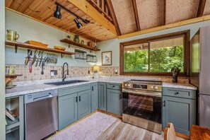 Coffee/tea maker, fridge, microwave, oven - Timber Ridge Cabin - Wifi | Fire pit | Horseshoe Pit | Outdoor Shower | Deck | Games (Berkeley Springs)
