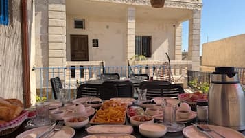 Desayuno de cocina local todos los días (con cargo)