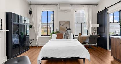 Luxury Two Queen Suite - Haven at The Marle Boutique Hotel Near JHU & DT