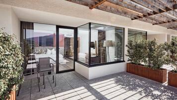 Suite, balcón, vista a la ciudad | Terraza o patio