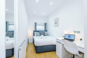 Room - Liverpool Stay | 6 Double Bedrooms | Sleeps 12 | Great For Groups & Contractors (Merseyside)