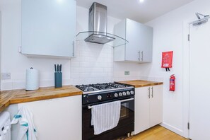Private kitchen - Liverpool Stay | 6 Double Bedrooms | Sleeps 12 | Great For Groups & Contractors (Merseyside)