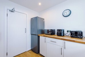 Interior - Liverpool Stay | 6 Double Bedrooms | Sleeps 12 | Great For Groups & Contractors (Merseyside)