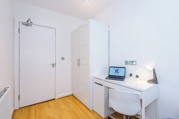 Interior - Liverpool Stay | 6 Double Bedrooms | Sleeps 12 | Great For Groups & Contractors (Merseyside)