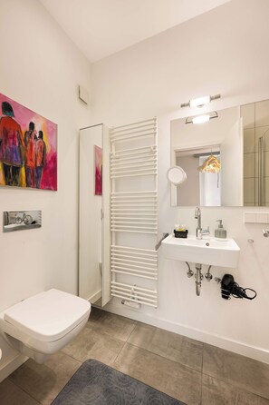 Dusche, Haartrockner, Shampoo