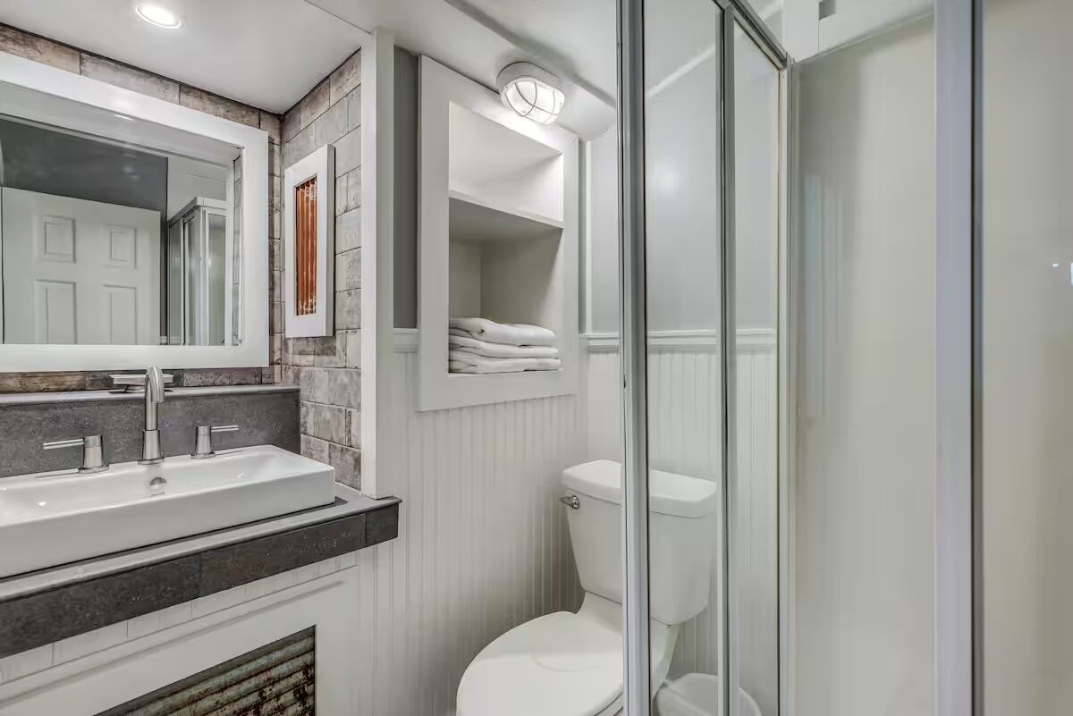 Douche, séchoir à cheveux, serviettes fournies, savon