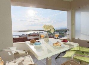 Outdoor dining - Studio Apartment with Balcony and Sea View (Podstrana)