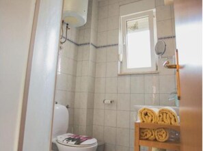 Dusche, Haartrockner, Handtücher