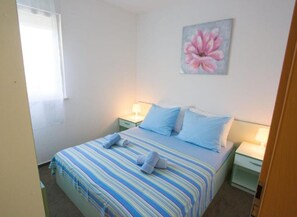 Internet, bed sheets - Two Bedroom Apartment with Balcony and Sea View (Podstrana)