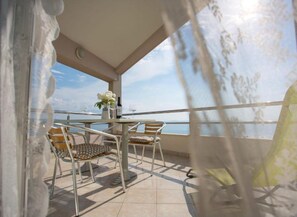 Outdoor dining - Two Bedroom Apartment with Balcony and Sea View (Podstrana)