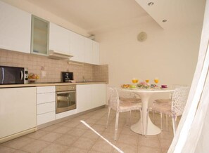 Coffee/tea maker, fridge, microwave, oven - Two Bedroom Apartment with Balcony and Sea View (Podstrana)