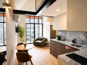 Estudio Confort, balcón, mezzanine | Cortinas blackout, tabla de planchar con plancha y wifi gratis 