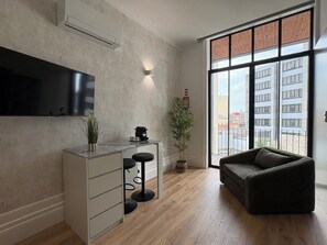 Estudio Confort, balcón | Área de sala de estar | Smart TV de 42 pulgadas con canales digitales 