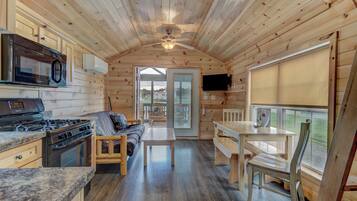 Hillside Premium Loft Cabin | Opholdsområde