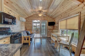  Hillside Premium Loft Cabin | Opholdsområde