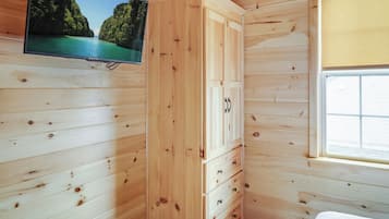 Hillside Premium Loft Cabin | Laptop workspace, free WiFi