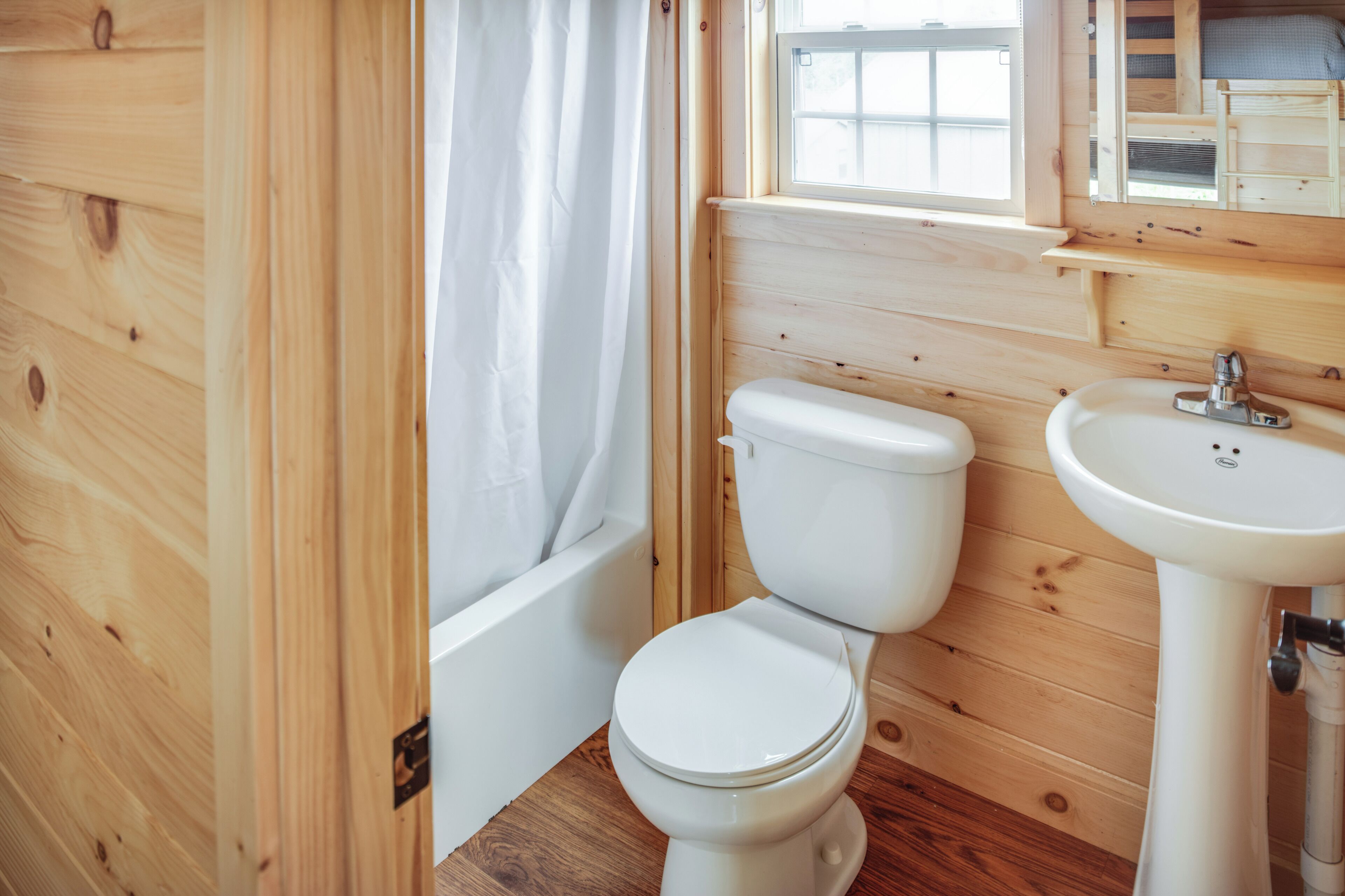  Hillside Premium Loft Cabin | Badeværelse | Gratis toiletartikler, Sæbe, Shampoo, Toiletpapir