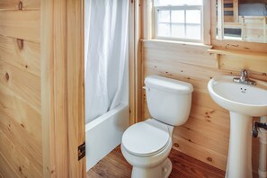  Hillside Premium Loft Cabin | Badeværelse | Gratis toiletartikler, Sæbe, Shampoo, Toiletpapir