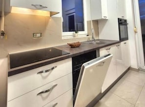 Kaffetrakter/tekoker, kjøleskap, mikrobølgeovn og ovn