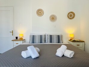 1 bedroom, WiFi, bed sheets - Family & Friends Studio with balcony / Near to Sea (Poros)