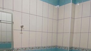 Une salle de bain avec des toilettes, un lavabo et une baignoire.