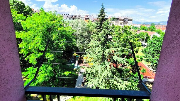 A balcony with a view of a residential area, trees, and buildings. - Peaceful & Cozy Apartment Gostivar (Gostivar)