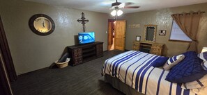 3 habitaciones, tabla de planchar con plancha, wifi y ropa de cama 