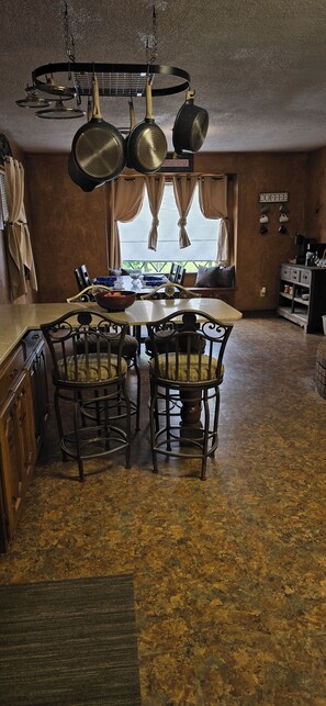 Dining - 3-bedroom house in Sulphur,  Game room.  Gazebo, Hot Tub, TV and pet Friendly (Sulphur)