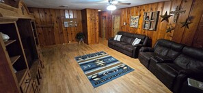 Smart TV - 3-bedroom house in Sulphur,  Game room.  Gazebo, Hot Tub, TV and pet Friendly (Sulphur)
