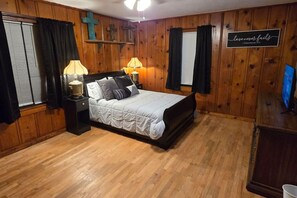 3 bedrooms, iron/ironing board, WiFi, bed sheets - A Walk in the Park family and pet friendly (Sulphur)