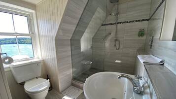 Bathtub dan shower terpisah, pengering rambut, handuk, dan sabun