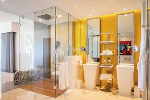 Dusche, Haartrockner, Bidet, Handtücher