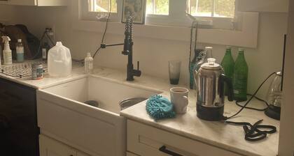Adorable 2 bedroom house with AC in charming bright waters