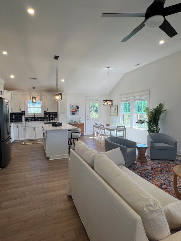 Living area - Water Views and Great Location - BRAND NEW - 3 bedroom 3 bath soundside cottage (Kill Devil Hills)