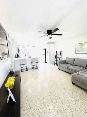Smart TV - Gorgeous 2-bedroom coastal bungalow with AC in historic Lake Worth Beach. (Lake Worth Beach)