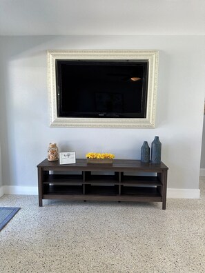 Interior - Gorgeous 2-bedroom coastal bungalow with AC in historic Lake Worth Beach. (Lake Worth Beach)