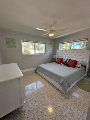 2 bedrooms, iron/ironing board, WiFi, bed sheets - Gorgeous 2-bedroom coastal bungalow with AC in historic Lake Worth Beach. (Lake Worth Beach)