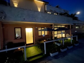 Outdoor dining - Casa Lily is a cozy house in the hills with a view of the sea. (Monade Santa Lucia)