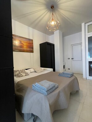 2 bedrooms, iron/ironing board, WiFi, bed sheets - Casa Lily is a cozy house in the hills with a view of the sea. (Monade Santa Lucia)
