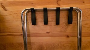 Ein Gestell aus Metall mit schwarzen Trägern vor einer Holzwand.
