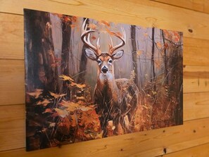 Ein Gemälde von einem Reh im Wald.