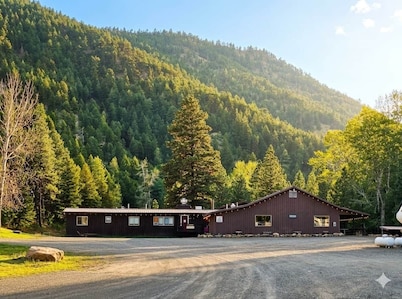 7R Guest Ranch - Room 10 (Pet Friendly)