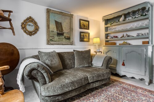 1 Almshouses - Malmesbury, Wiltshire, sleeps 2 guests  in 1 bedroom