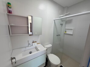 Regadera, secadora de cabello, toallas, papel de baño