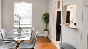 Dining - 2BR Near Medical District - Pool & Parking (Dallas)
