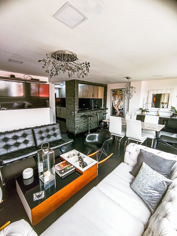 Living area - Beautiful and Spacious Apartment in Chapinero Bogota DC (Bogotá, D.C.)